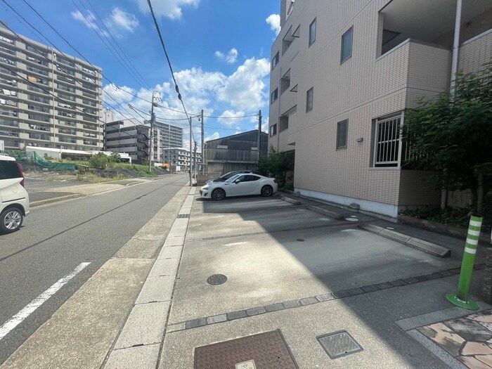 物件外観写真3　(駐車場)