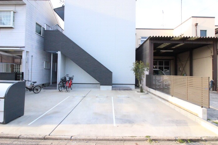 物件外観写真4　(駐車場)