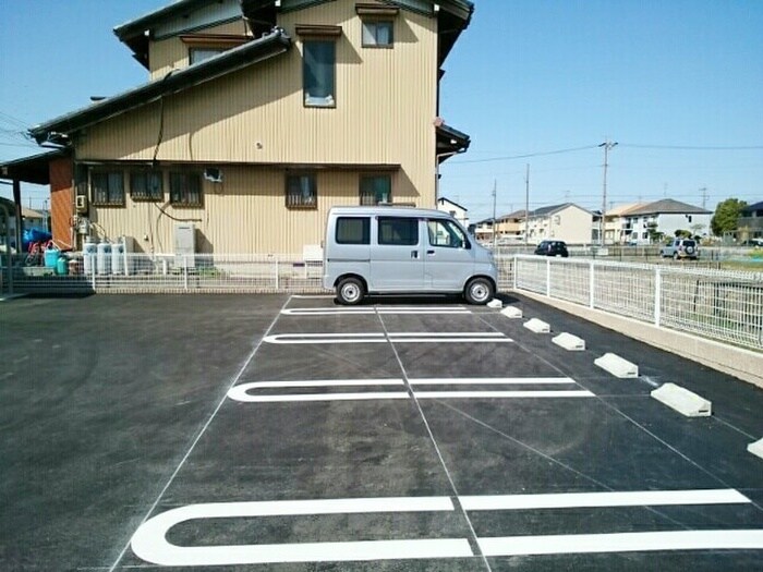 物件外観写真3　(駐車場)