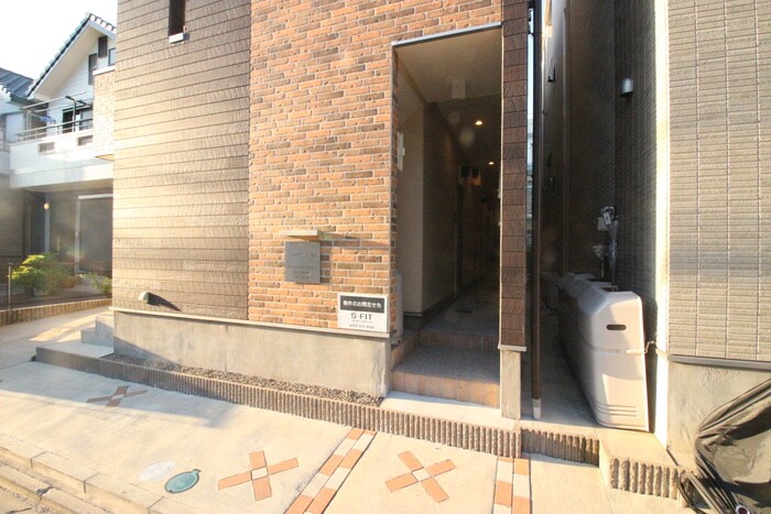 物件外観写真3　(エントランス部分)