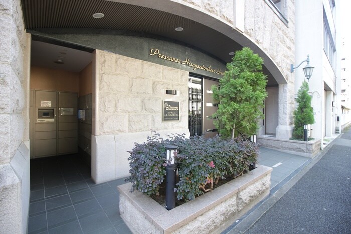 物件外観写真1　(エントランス部分)