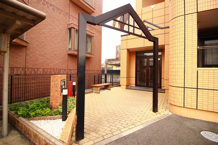 物件外観写真6　(エントランス部分)