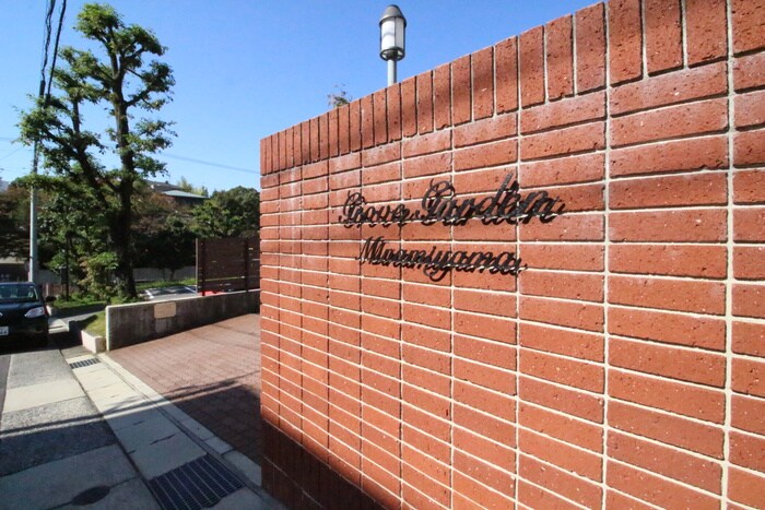 物件外観写真4　(エントランス部分)