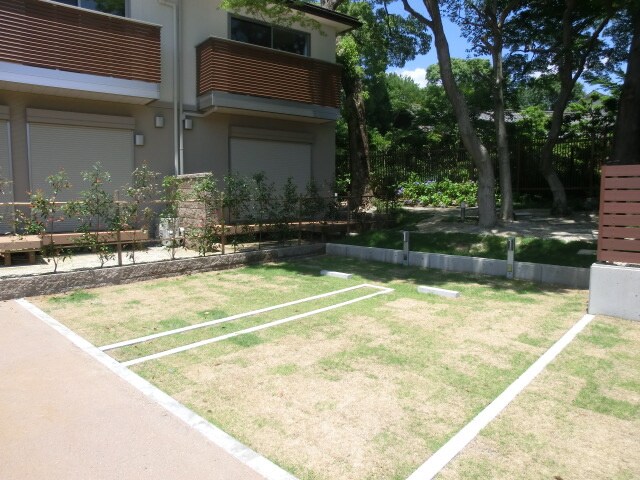 物件外観写真5　(駐車場)