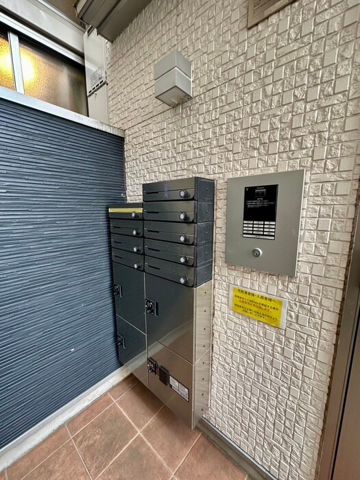 物件外観写真4　(エントランス部分)