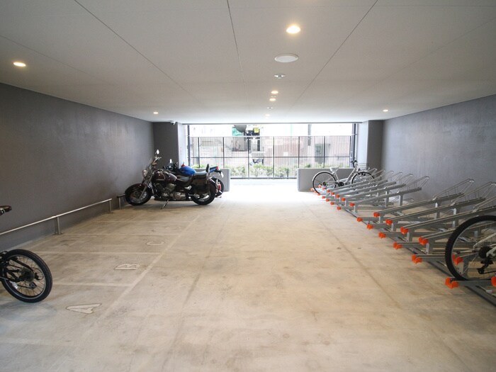 物件外観写真4　(バイク置き場)