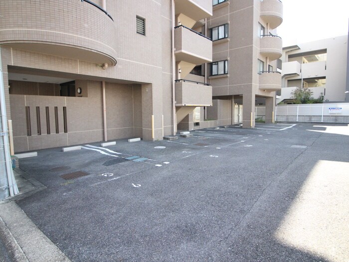 物件外観写真2　(駐車場)