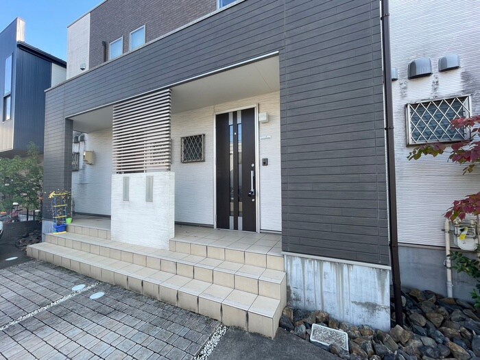 物件外観写真3　(エントランス部分)