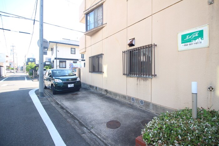 物件外観写真5　(駐車場)