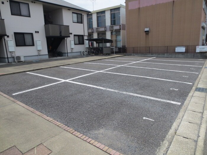 物件外観写真3　(駐車場)