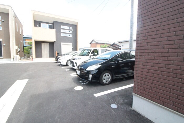 物件外観写真5　(駐車場)