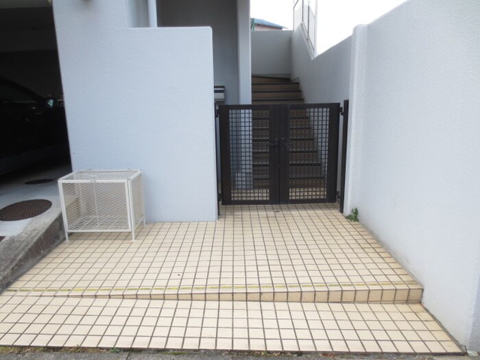 物件外観写真4　(エントランス部分)