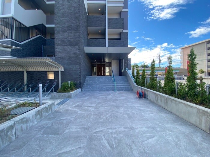 物件外観写真2　(エントランス部分)