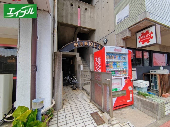 物件外観写真2　(エントランス部分)