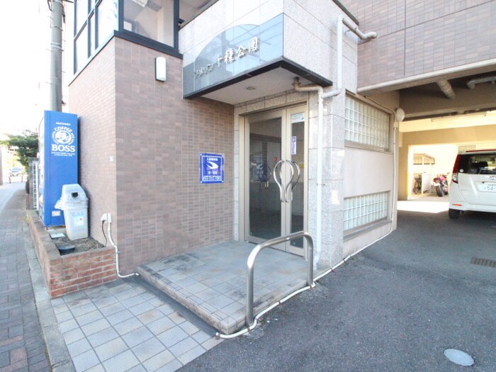 物件外観写真2　(エントランス部分)