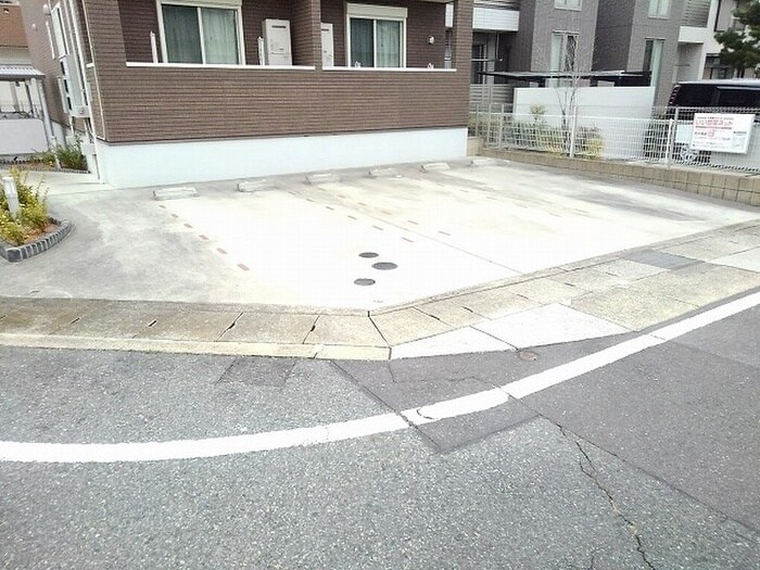 物件外観写真2　(駐車場)