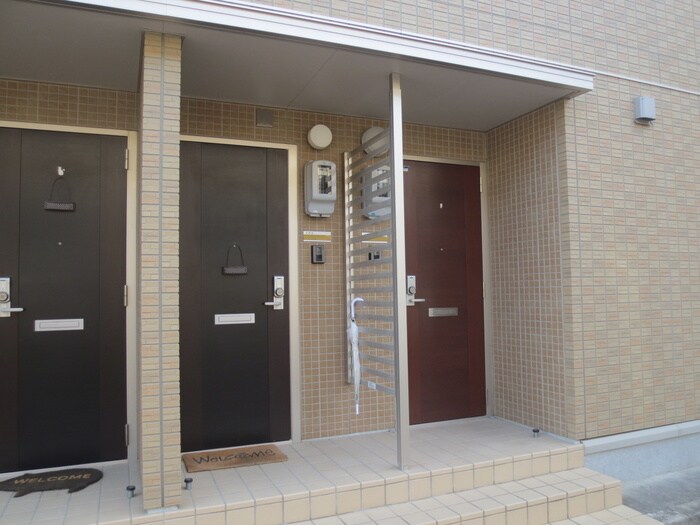 物件外観写真3　(エントランス部分)