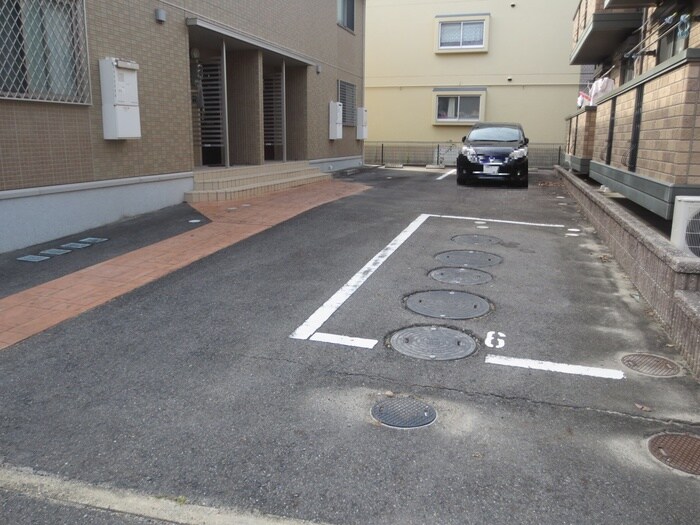 物件外観写真5　(駐車場)