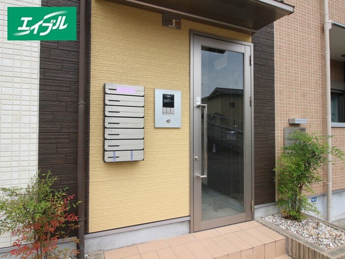 物件外観写真3　(エントランス部分)