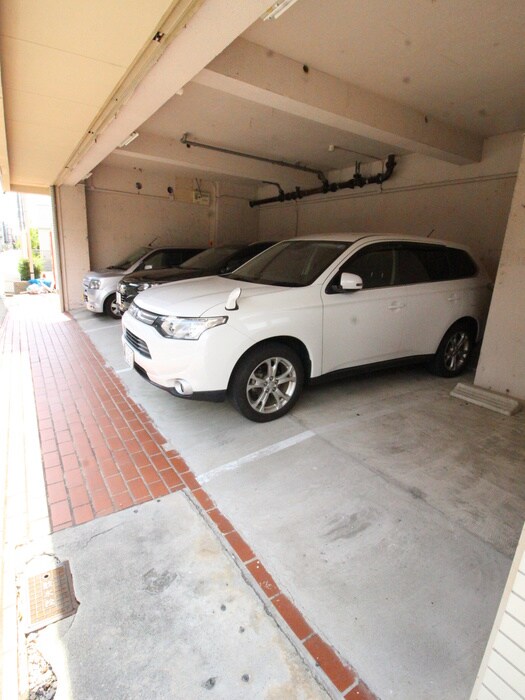 物件外観写真3　(駐車場)