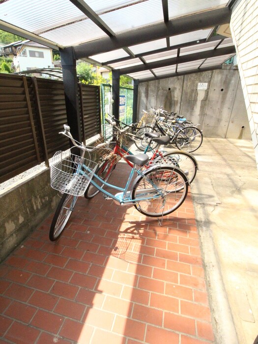 物件外観写真4　(駐輪場)