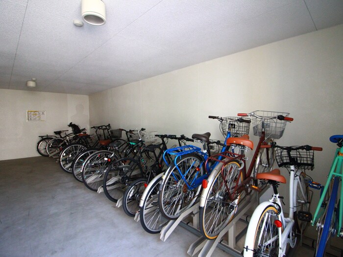 物件外観写真2　(駐輪場)