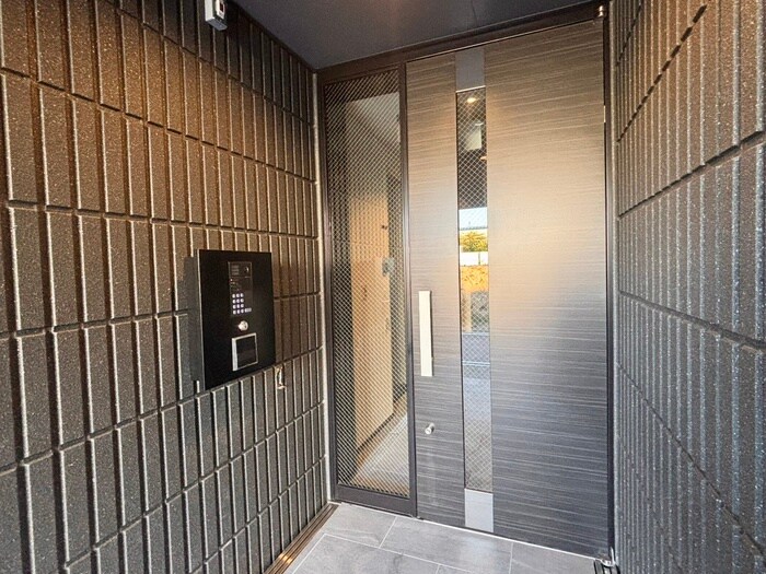 物件外観写真2　(エントランス部分)