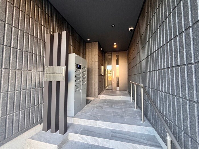 物件外観写真6　(エントランス部分)