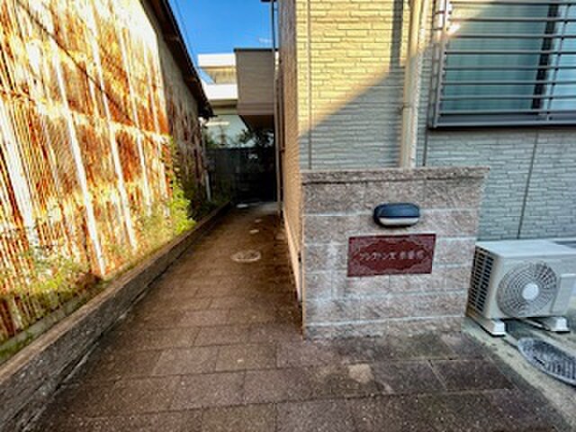 物件外観写真2　(エントランス部分)