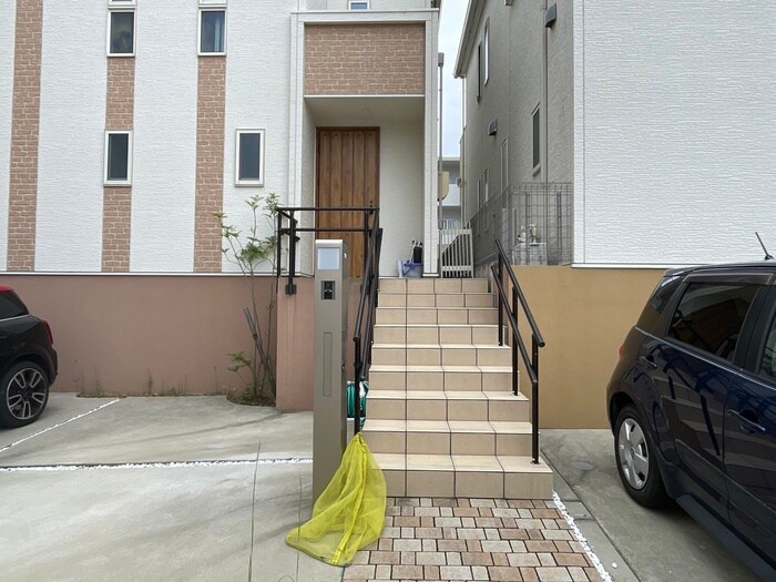 物件外観写真3　(エントランス部分)