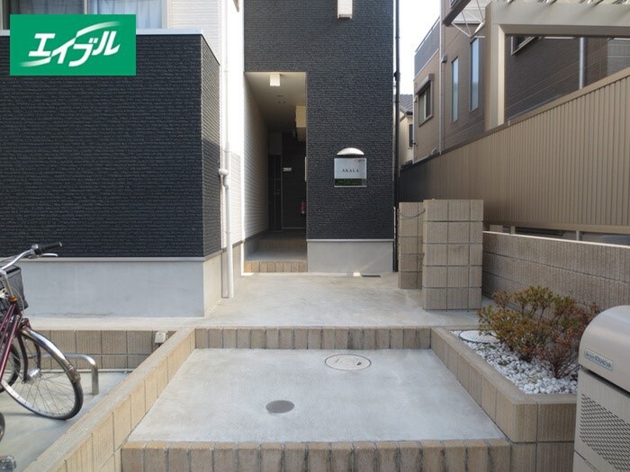 物件外観写真2　(エントランス部分)