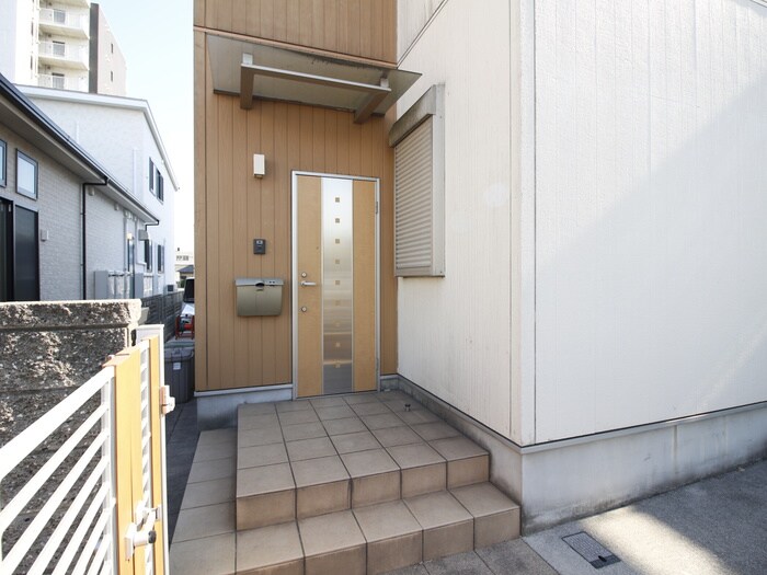 物件外観写真2　(エントランス部分)
