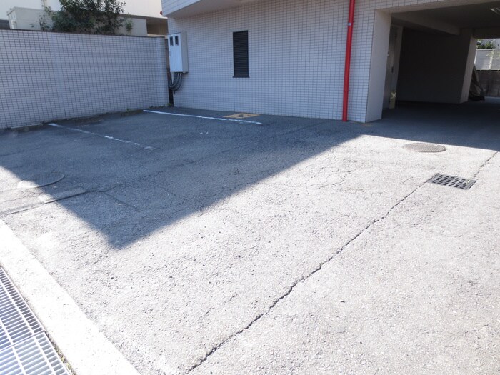 物件外観写真4　(駐車場)