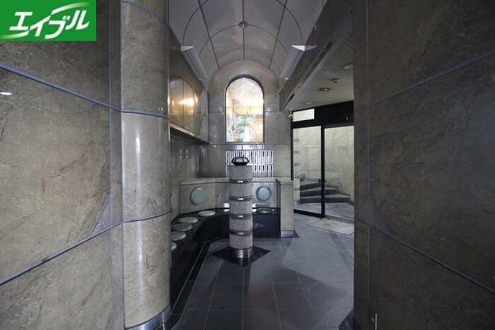 物件外観写真6　(エントランス部分)