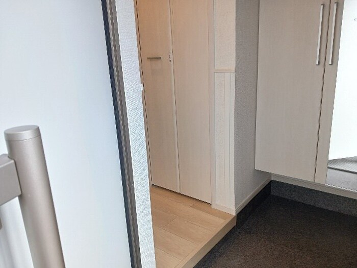 物件内観写真4　(玄関)