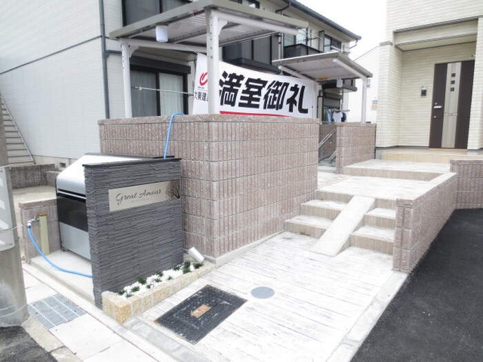 物件外観写真6　(エントランス部分)