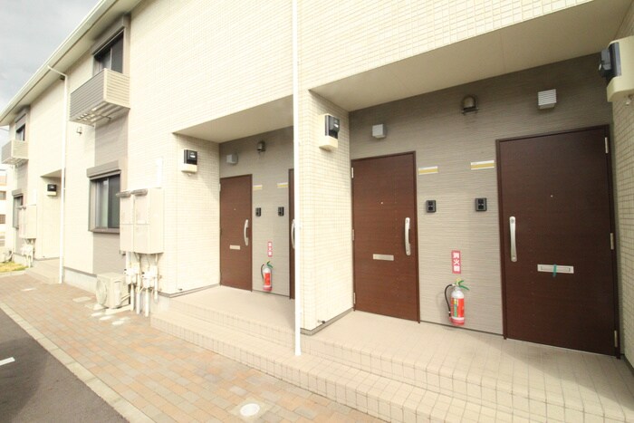 物件外観写真4　(エントランス部分)