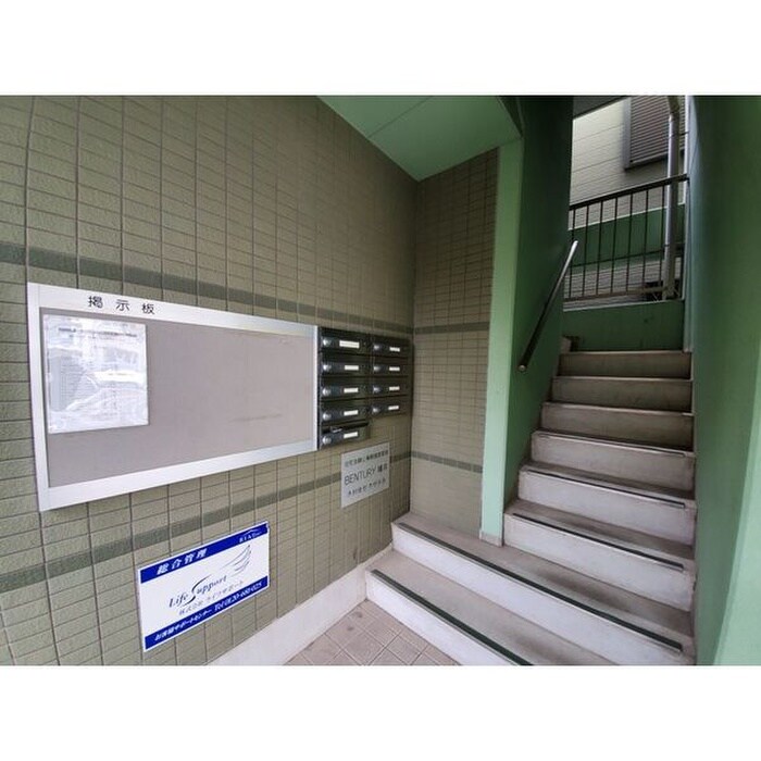 物件外観写真3　(エントランス部分)