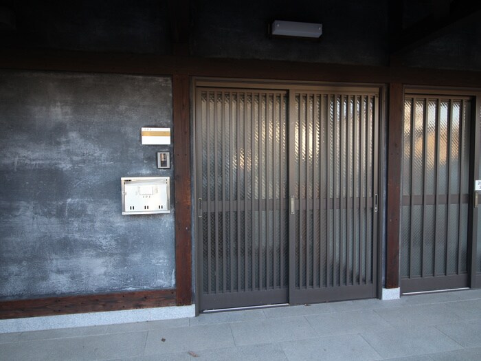 物件外観写真4　(エントランス部分)