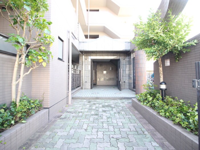 物件外観写真4　(エントランス部分)