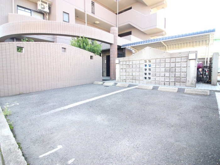 物件外観写真5　(駐車場)
