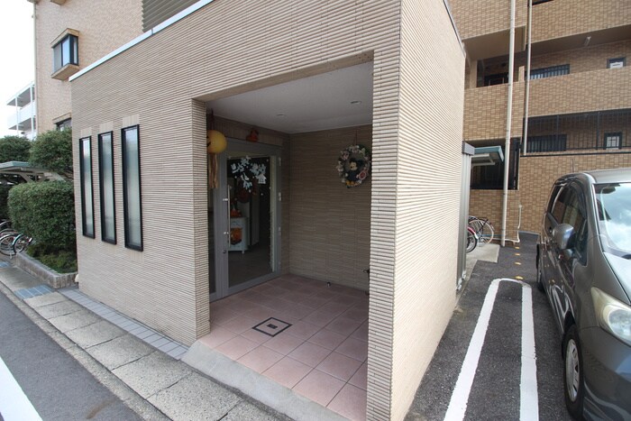 物件外観写真5　(エントランス部分)