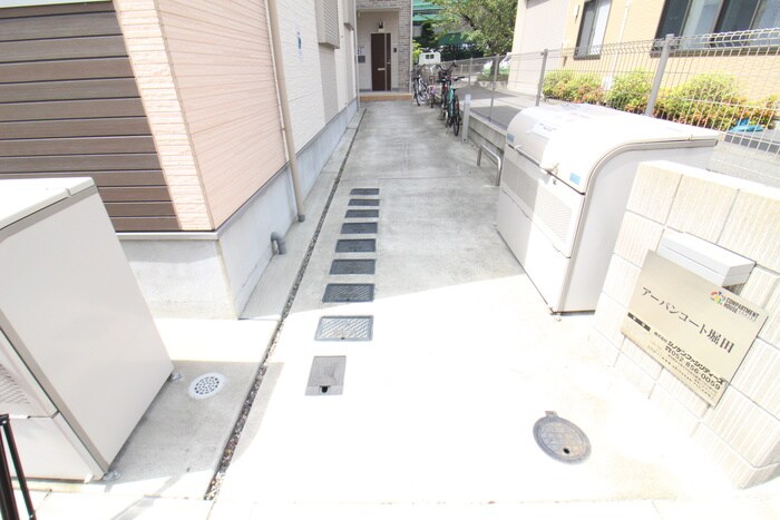 物件外観写真6　(エントランス部分)