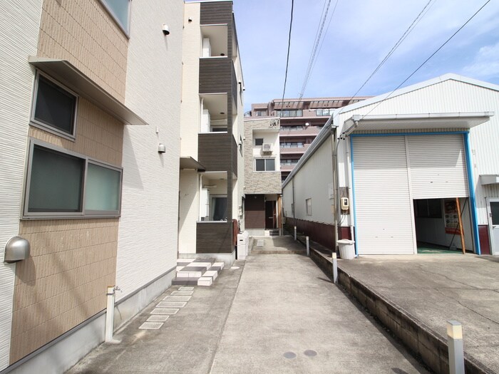 物件外観写真5　(エントランス部分)