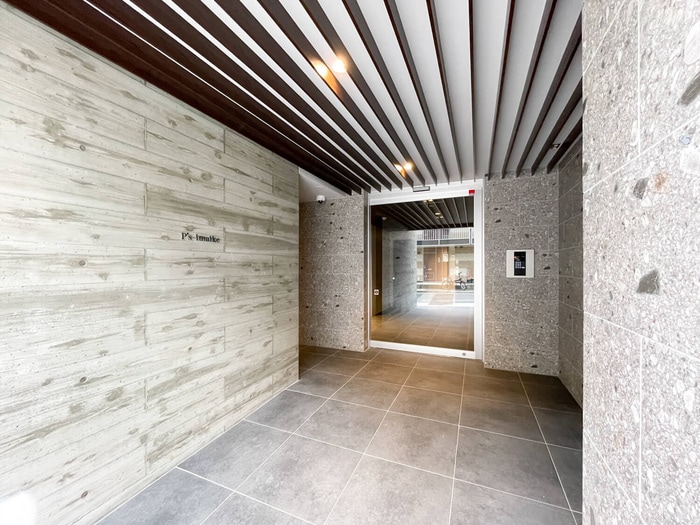 物件外観写真3　(エントランス部分)