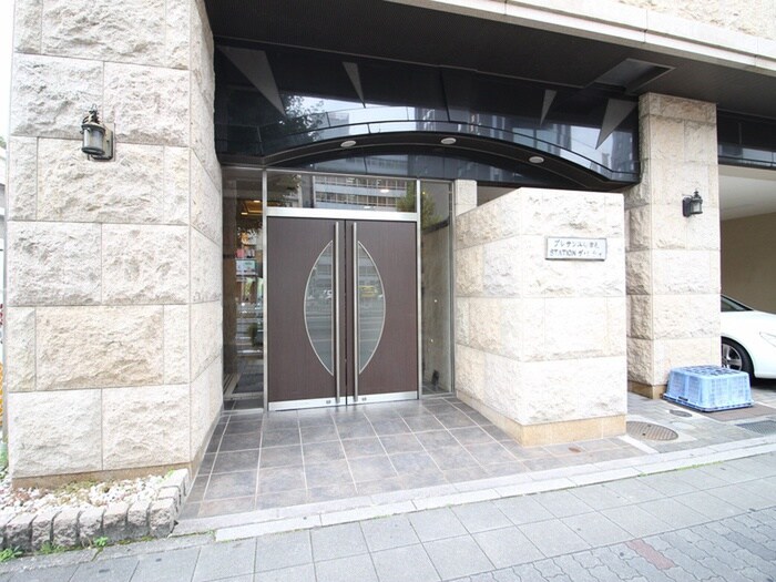 物件外観写真2　(エントランス部分)