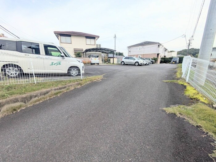 物件外観写真5　(駐車場)