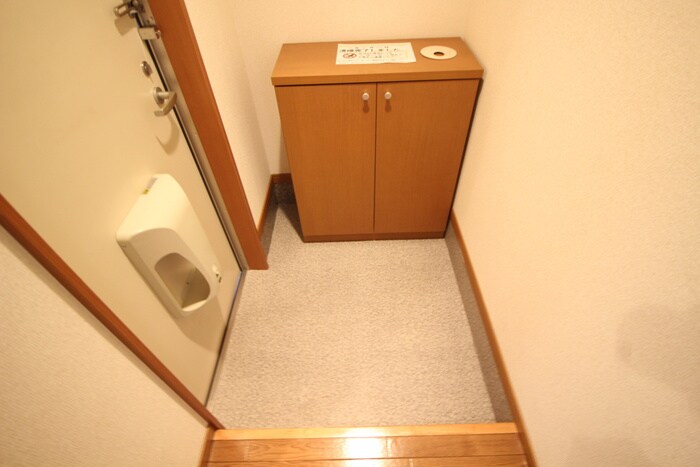 物件内観写真4　(玄関)