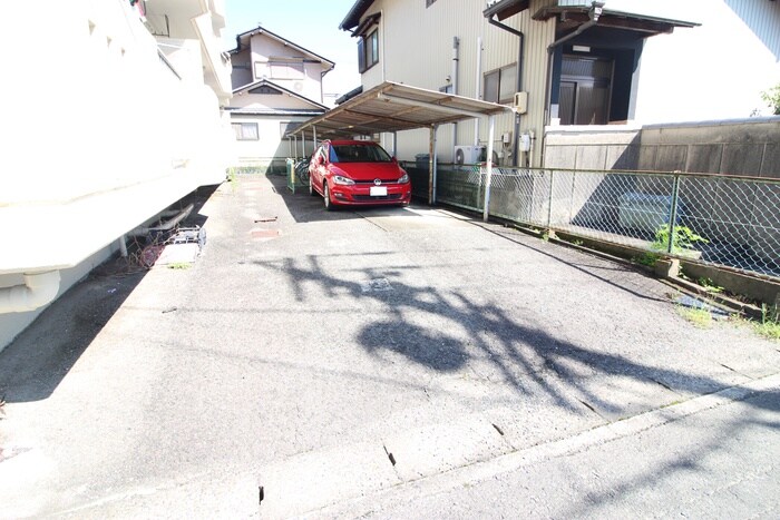 物件外観写真6　(駐車場)