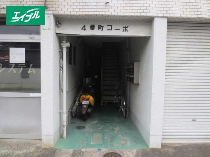 物件外観写真3　(エントランス部分)